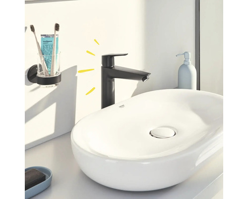 Meuble-lavabo de salle de bain avec robinet noir et accessoires