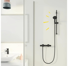 Badezimmer mit Waschbecken, Armatur und schwarzer Duschgarnitur vor weissem Hintergrund