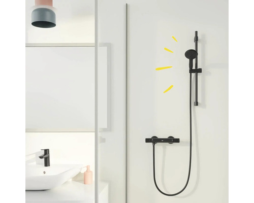 Badezimmer mit Waschbecken, Armatur und schwarzer Duschgarnitur vor weissem Hintergrund