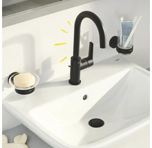 Waschbecken mit Armatur, Seifenschale und Zahnbürstenhalter