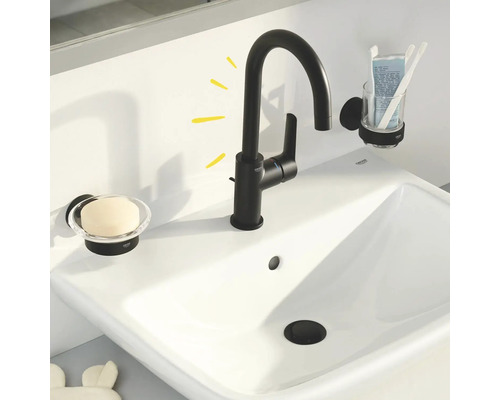 Waschbecken mit Armatur, Seifenschale und Zahnbürstenhalter