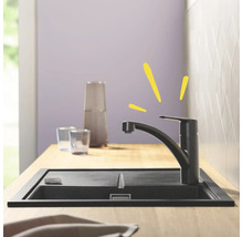 Küchenspüle mit Wasserhahn in einer modernen Küche