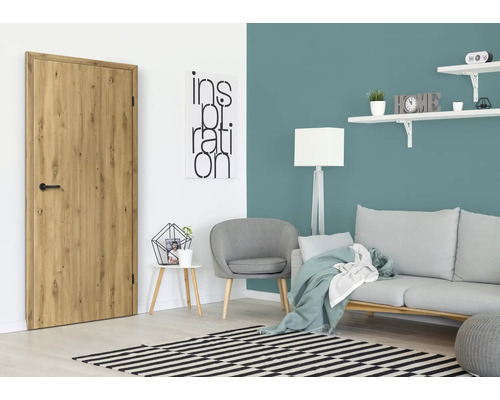 Salon avec porte en bois, canapé, fauteuil et tapis