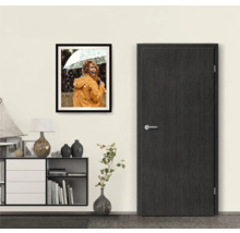 Porte intérieure aspect bois avec poignée de porte dans une pièce aménagée moderne.