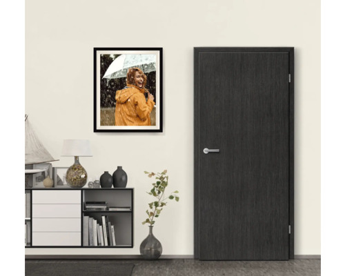 Porte intérieure aspect bois avec poignée de porte dans une pièce aménagée moderne.