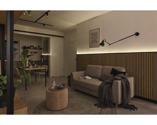 Salon avec canapé, panneaux muraux en bois, lampe et table à manger