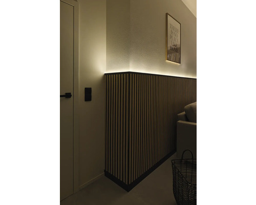 Espace de vie avec des panneaux muraux et un éclairage indirect