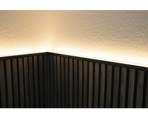 Gros plan d''un revêtement mural avec éclairage LED dans une pièce.