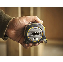 Stanley Fatmax Rollbandmass in der Hand gehalten