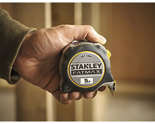 Stanley Fatmax Rollbandmass in der Hand gehalten