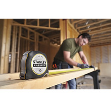 Mètre à ruban Stanley Fatmax à côté d''un artisan travaillant le bois
