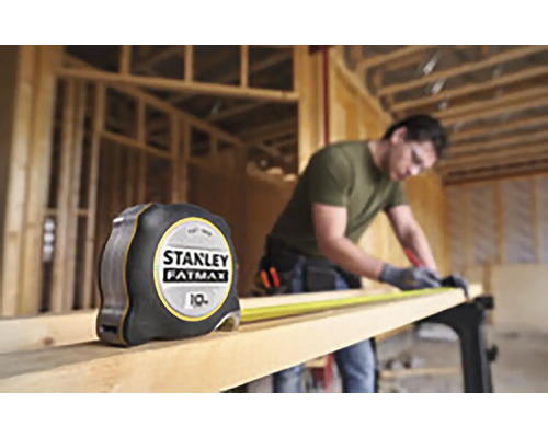 Mètre à ruban Stanley Fatmax à côté d''un artisan travaillant le bois