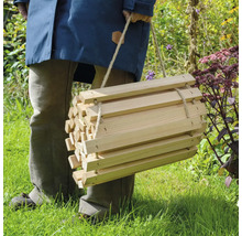 Personne portant un hôtel à insectes en bois avec cordon