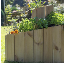 Mehrstufiges Hochbeet aus Holz mit verschiedenen Pflanzen im Garten.