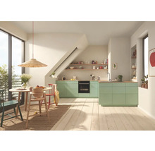 Helle Küche mit Essbereich, ausgestattet mit grünen Küchenschränken, Holztisch und Stühlen.