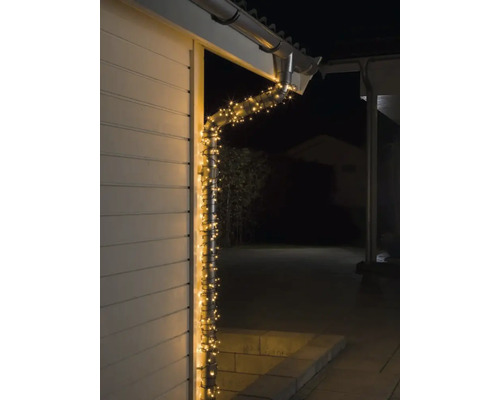 Scène d''une gouttière décorée d''une guirlande lumineuse, créant une ambiance chaleureuse et festive.