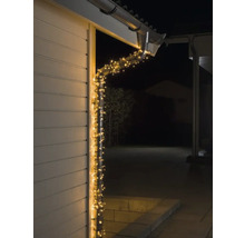 Gouttière éclairée avec guirlande lumineuse sur le bâtiment