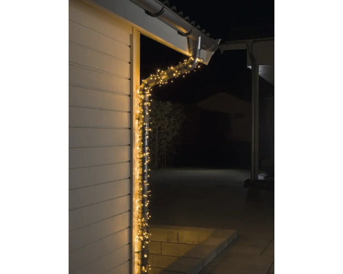 Gouttière éclairée avec guirlande lumineuse sur le bâtiment