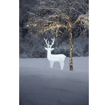 Beleuchteter Deko-Hirsch im Schnee neben Baum mit Lichterkette