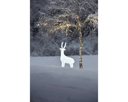 Dekorativer Hirsch und Baum mit Lichterketten im Schnee