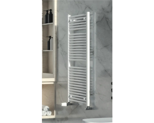 Radiateur mural dans une salle de bains avec des serviettes et des produits cosmétiques