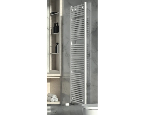 Vue de salle de bains avec sèche-serviettes, étagère, serviettes et produits de soins