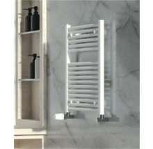 Scène de salle de bains avec un sèche-serviettes blanc sur un mur de marbre