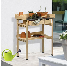 Table de plantation en bois avec plan de travail en métal, deux tiroirs et deux étagères, avec arrosoir et accessoires de jardin