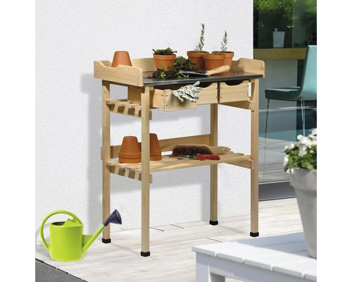 Table de plantation en bois avec plan de travail en métal, deux tiroirs et deux étagères, avec arrosoir et accessoires de jardin