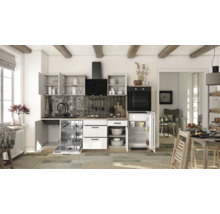 Helle Küche mit Einbauschränken, Geschirrspüler, Backofen, Dunstabzugshaube und Kühlschrank in einem geräumigen Raum