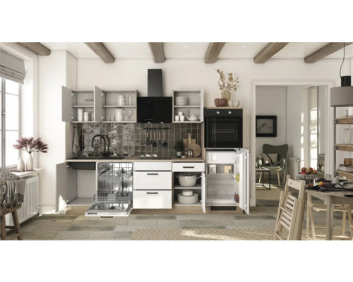 Helle Küche mit Einbauschränken, Geschirrspüler, Backofen, Dunstabzugshaube und Kühlschrank in einem geräumigen Raum