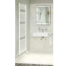 Salle de bains avec sèche-serviettes, lavabo et miroir