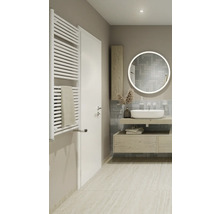 Salle de bains lumineuse avec radiateur, meuble-lavabo et miroir
