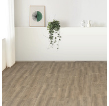 Heller Raum mit Holzbodenfliesen und Dekoration