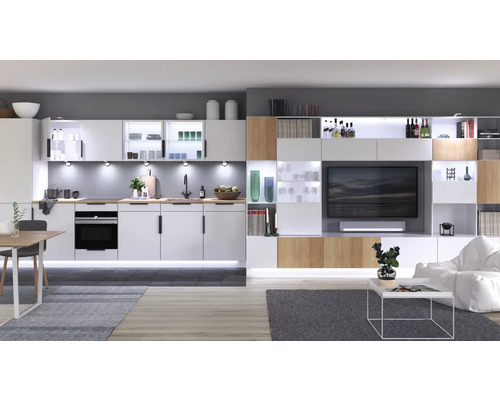 Espace de vie avec cuisine intégrée, système d''étagères et télévision