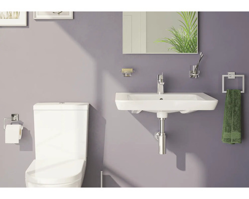 Vue de salle de bains avec toilettes, lavabo et miroir