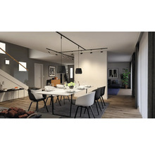Salle à manger moderne avec table, chaises et spots sur rail