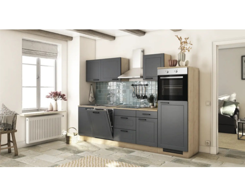Küche im Landhausstil mit grauen Schränken, Geschirrspüler, Backofen und Arbeitsplatte aus Holz