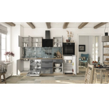 Helle Küche mit Küchenschränken, Geschirrspüler, Kühlschrank und Backofen