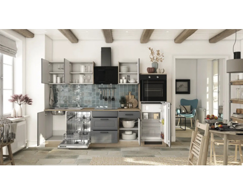 Helle Küche mit Küchenschränken, Geschirrspüler, Kühlschrank und Backofen