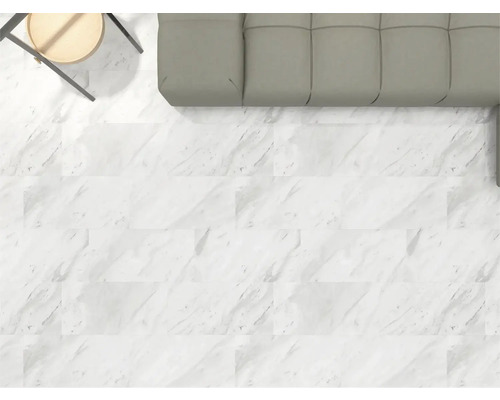 Bodenansicht mit hellen Fliesen, Sofa und Beistelltisch