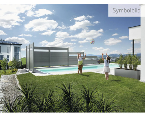 Garten mit Pool und Sichtschutzzaun