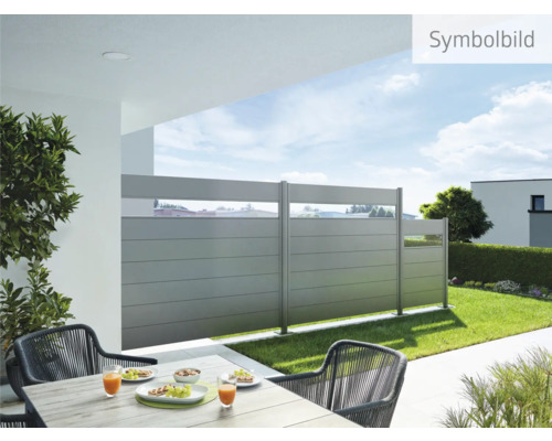 Gartenszene mit Sichtschutzzaun und Sitzgruppe auf der Terrasse