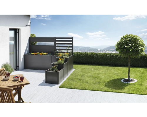 Jardinières étagées avec écran d''intimité et terrasse plantée