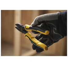 Une main gantée tenant une tenaille jaune et noire.