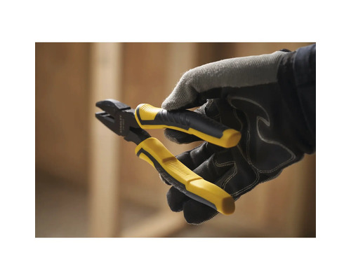 Une main gantée tenant une tenaille jaune et noire.