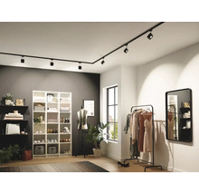 Dressing avec étagères, portant à vêtements, miroir et système de rails avec spots