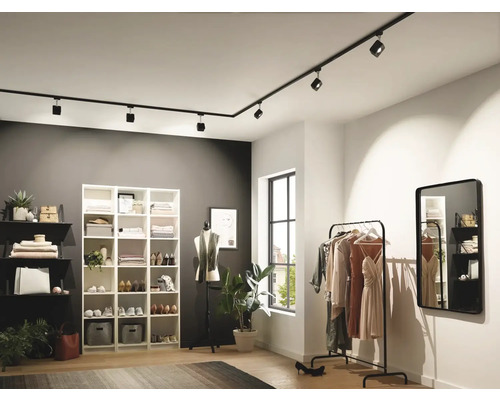 Dressing avec étagères, porte-vêtements, miroir et système de rails noirs avec spots