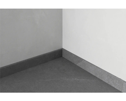 Coin d''une pièce avec carrelage au sol et plinthes