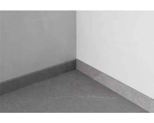 Coin avec plinthes et carrelage de sol